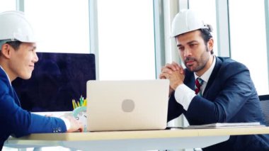 Mühendis ve mimar ofis masasında buluşuyor.