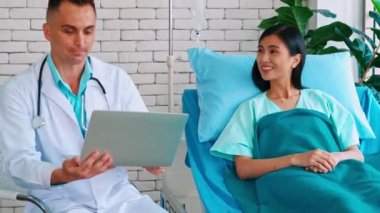 Profesyonel üniformalı doktor hastanedeki hastayı muayene ediyor.