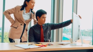 İki iş adamı ofiste proje stratejisi hakkında konuşuyor