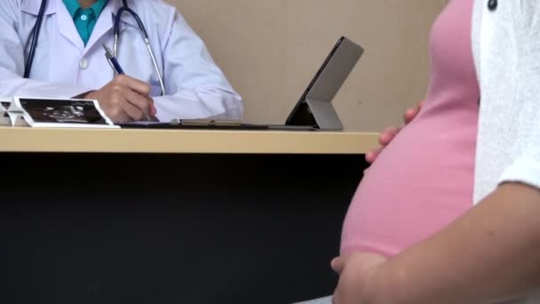 Wanita hamil dan dokter kandungan di rumah sakit. — Stok Video