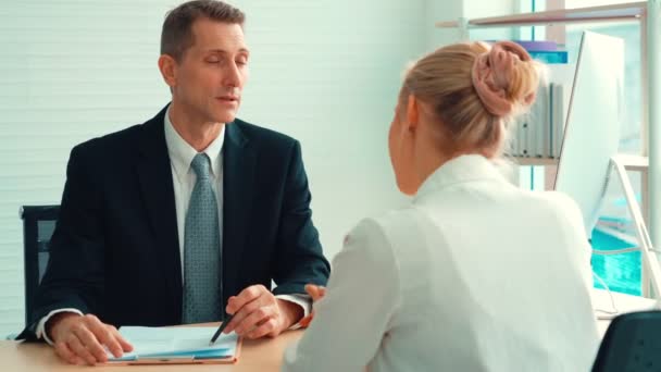 Buscador de empleo en la entrevista de trabajo reunión con el gerente — Vídeos de Stock