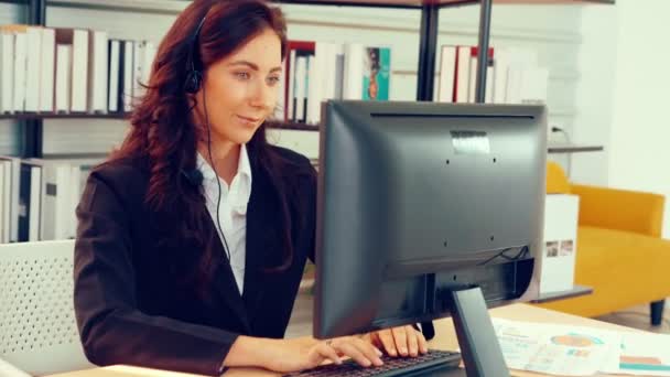 Gente de negocios con auriculares trabajando en la oficina — Vídeos de Stock