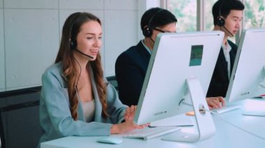 Ofiste çalışan kulaklık takan iş adamları.