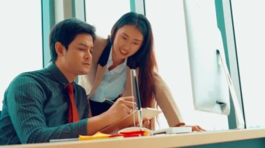 İki iş adamı ofiste proje stratejisi hakkında konuşuyor