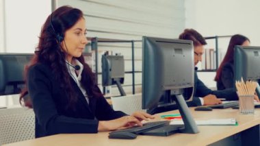 Ofiste çalışan kulaklık takan iş adamları.