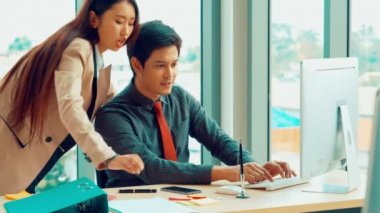 İki iş adamı ofiste proje stratejisi hakkında konuşuyor