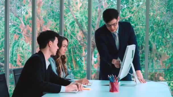 Problema de trabalho de disputa de pessoa de negócios com raiva em reunião de grupo — Vídeo de Stock