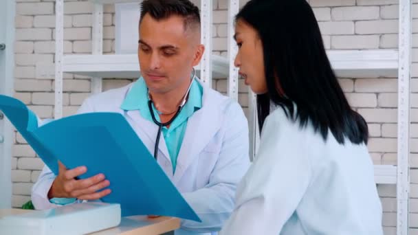 Doutor em uniforme profissional examinando paciente no hospital — Vídeo de Stock