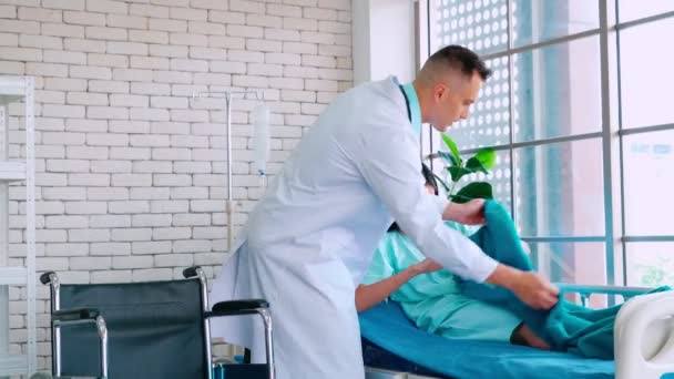 Arzt in Uniform untersucht Patient im Krankenhaus — Stockvideo