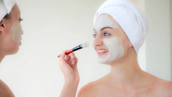 Beautiful woman having a facial treatment at spa. — Stock Photo, Image