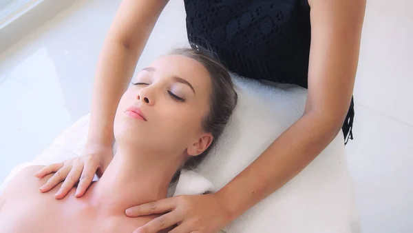 Mulher recebe massagem no ombro spa por terapeuta. — Fotografia de Stock