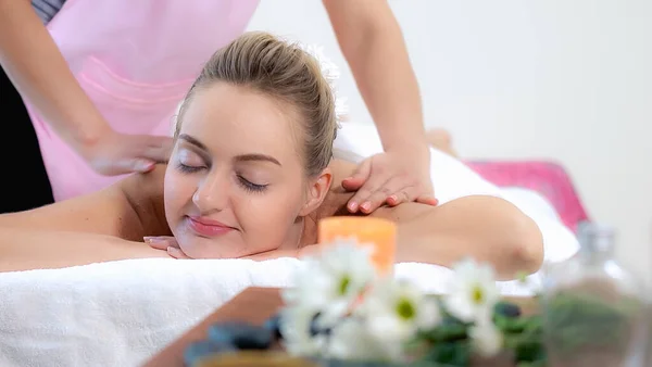 Kadın masaj terapistiyle masaj spası yaptırıyor.. — Stok fotoğraf