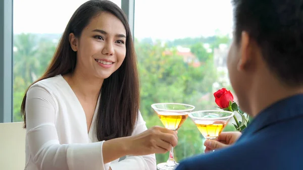 Feliz pareja romántica almorzando en el restaurante —  Fotos de Stock