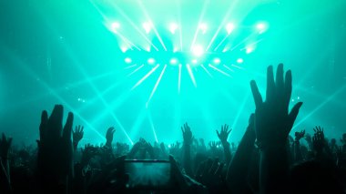 Mutlu İnsanlar Gece Kulübü Parti Konserinde Dans Ediyor