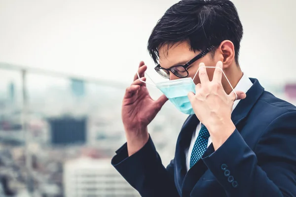 Молодий офісний працівник з карантином маски для обличчя від коронавірусу або COVID-19 . — стокове фото