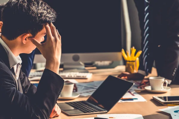 Pessoas de negócios infelizes disputam problema de trabalho no escritório — Fotografia de Stock