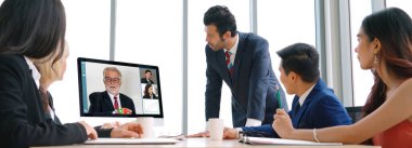 Sanal işyerinde ya da ücra bir ofiste grup iş adamları buluşması