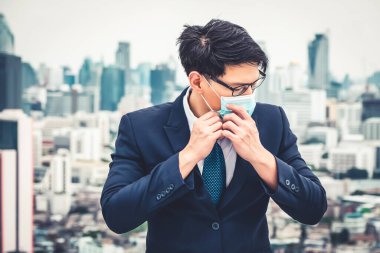 Coronavirus ya da COVID-19 yüzünden yüz maskesi olan genç bir ofis çalışanı..