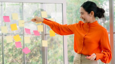 İş adamları proje planlama kurulunda çalışıyor