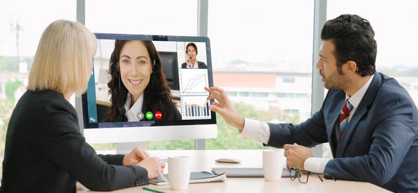 Відеодзвінки групи бізнесменів зустрічаються на віртуальному робочому місці або віддаленому офісі — стокове фото