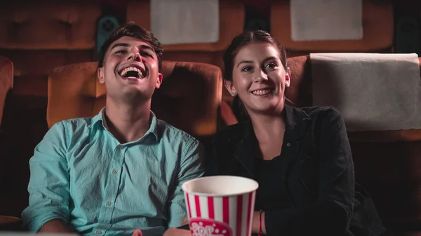 Publiczność ogląda filmy w kinie. — Zdjęcie stockowe