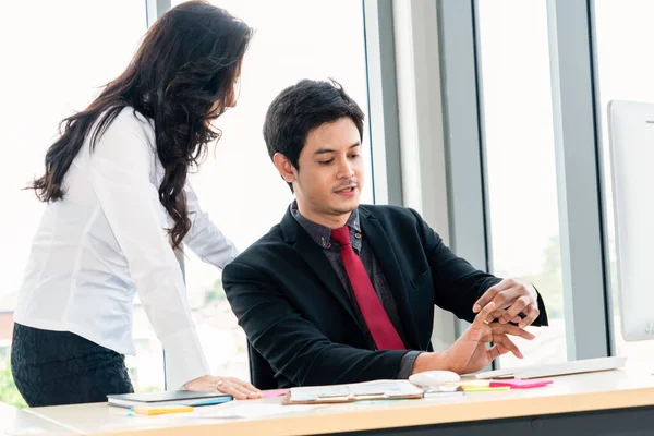 Dos empresarios hablan de estrategia de proyecto en la oficina — Foto de Stock