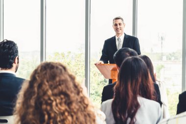 Bir grup iş adamı seminer konferansında toplanıyor.