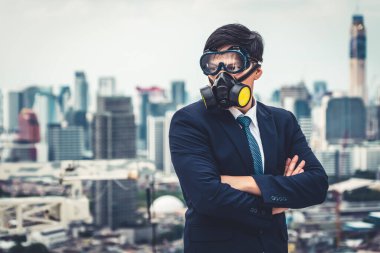 Coronavirus ya da COVID-19 yüzünden yüz maskesi olan genç bir ofis çalışanı..