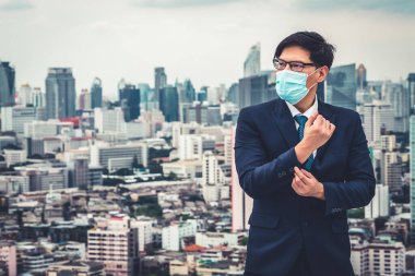 Coronavirus ya da COVID-19 yüzünden yüz maskesi olan genç bir ofis çalışanı..