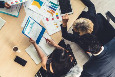 İş adamları grup toplantısı yukarıdan çekiliyor