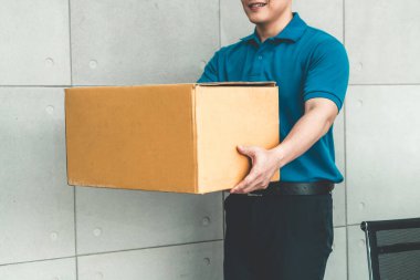 Paket taşıyan bir teslimatçı. Müşteriye göndermek için.