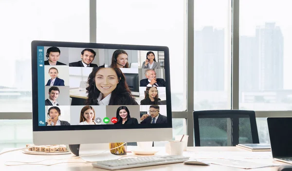 Videotelefonie Geschäftsleute treffen sich am virtuellen Arbeitsplatz oder im entfernten Büro lizenzfreie Stockfotos