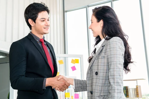 Geschäftsleute geben sich im Büro die Hand — Stockfoto