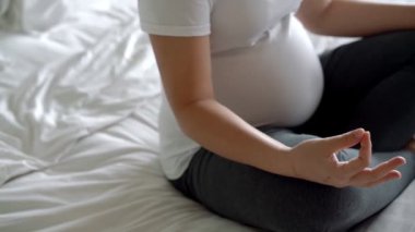 Mutlu hamile bir kadın ve evde bebek bekliyor..