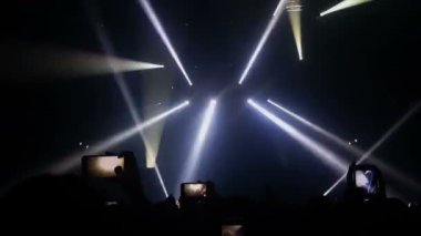 Mutlu İnsanlar Gece Kulübü Parti Konserinde Dans Ediyor