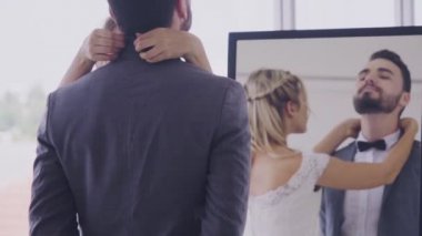 Gelinlikli mutlu gelin ve damat düğün törenine hazırlanın..
