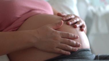 Mutlu hamile bir kadın ve evde bebek bekliyor..
