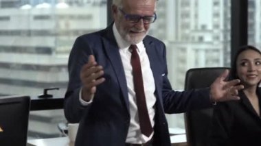 Kıdemli lider takım üyelerine tavsiye konuşması yapıyor.