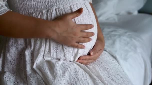 Mujer embarazada feliz y esperando un bebé en casa. — Vídeo de stock