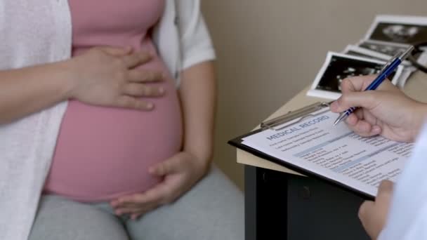 Gravid kvinna och gynekolog doktor vid sjukhuset — Stockvideo