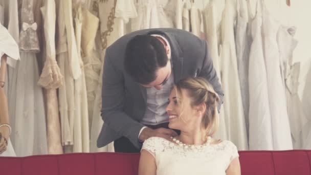 Noiva feliz e noivo no vestido de noiva se preparar para se casar na cerimônia de casamento. — Vídeo de Stock