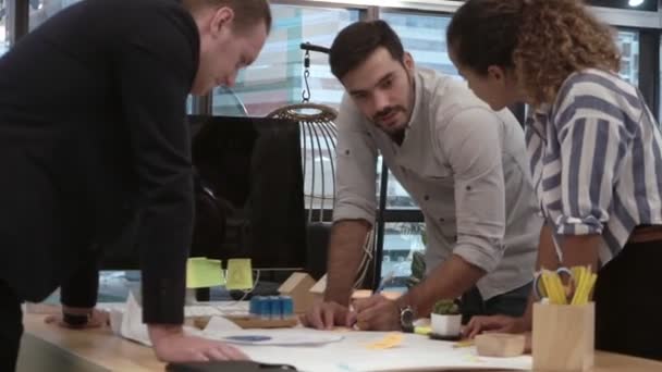 창의적 인 사업가들이 사무실 책상에서 대화를 나누고 있습니다.. — 비디오