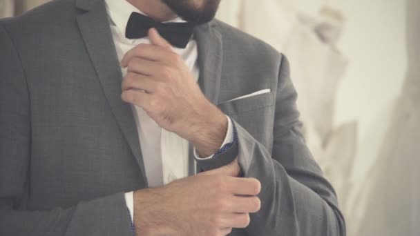 Mężczyzna w formalnym garniturze ubiera się w garderobie do pracy lub ślubu. — Wideo stockowe