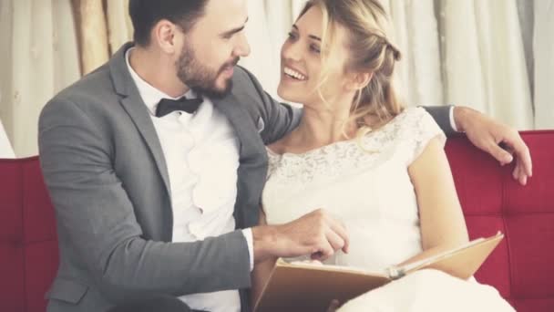 Gelinlikli mutlu gelin ve damat düğün törenine hazırlanın.. — Stok video