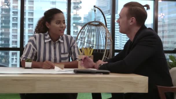 Grupo de empresários criativos conversando na mesa de escritório no local de trabalho. — Vídeo de Stock