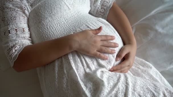 Lycklig gravid kvinna och väntar barn hemma. — Stockvideo