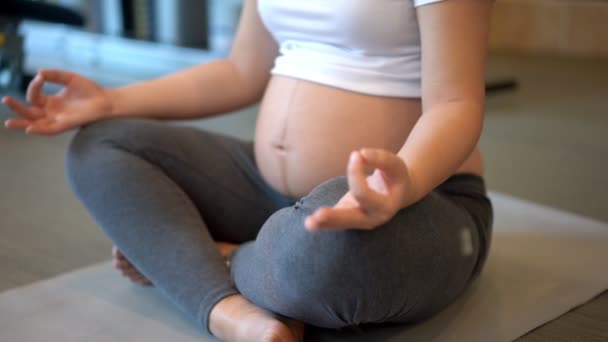 Actieve zwangere vrouw oefening in fitnesscentrum. — Stockvideo