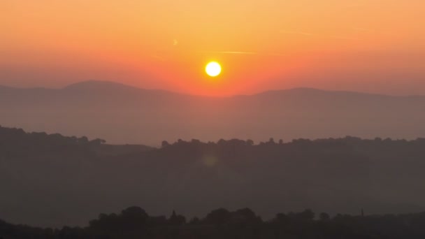 Napkeltekor a hegyek és dombok fölött — Stock videók