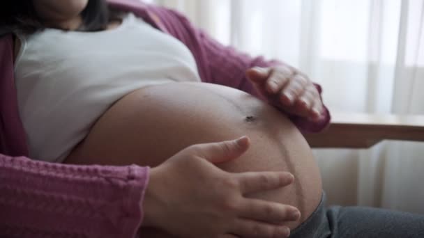 Lycklig gravid kvinna och väntar barn hemma. — Stockvideo
