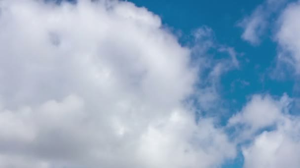Tijdsverloop van bewegende wolken in de blauwe lucht — Stockvideo